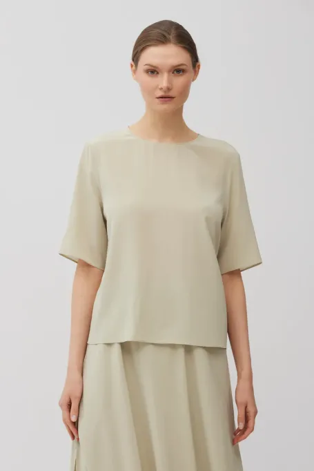 Hellgrüne Seidenbluse mit kurzen Ärmeln