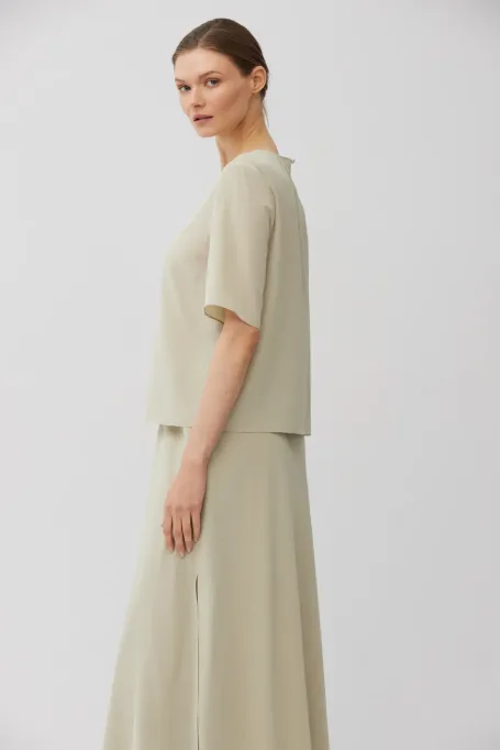 Hellgrüne Seidenbluse mit kurzen Ärmeln