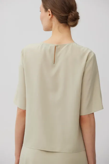 Hellgrüne Seidenbluse mit kurzen Ärmeln