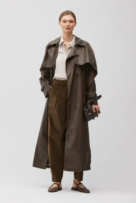 Zweireihiger Trenchcoat mit Gürtel