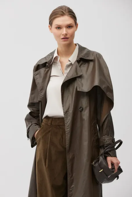 Zweireihiger Trenchcoat mit Gürtel