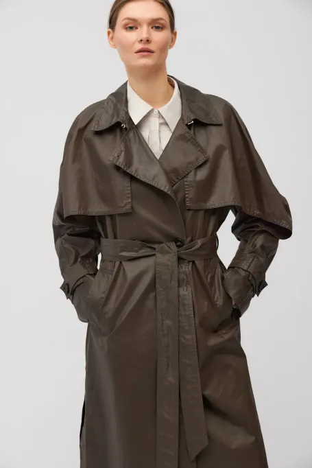 Zweireihiger Trenchcoat mit Gürtel