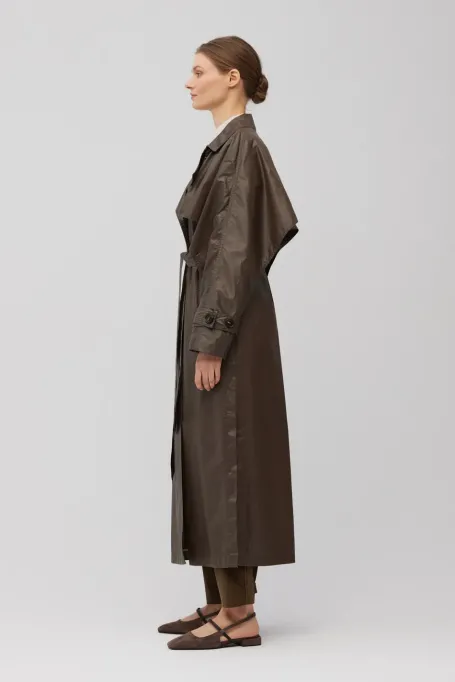Zweireihiger Trenchcoat mit Gürtel