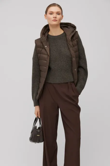 Braune Daunenweste mit Kapuze