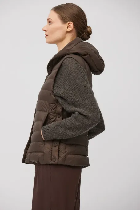 Braune Daunenweste mit Kapuze