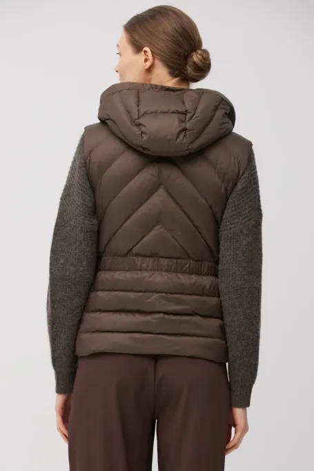 Braune Daunenweste mit Kapuze