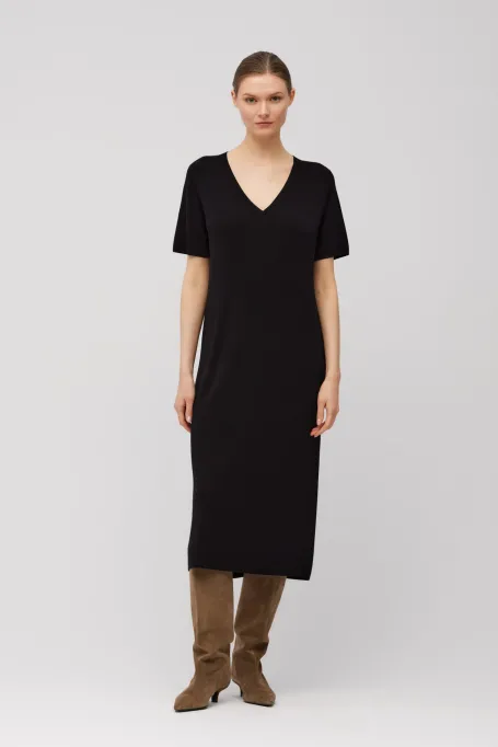 Schwarzes Strickkleid mit V-Ausschnitt