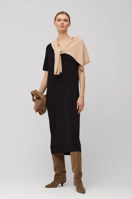 Schwarzes Strickkleid mit V-Ausschnitt