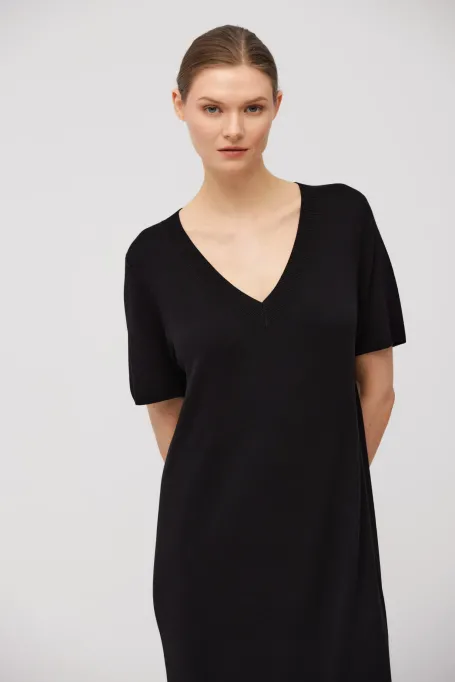 Schwarzes Strickkleid mit V-Ausschnitt