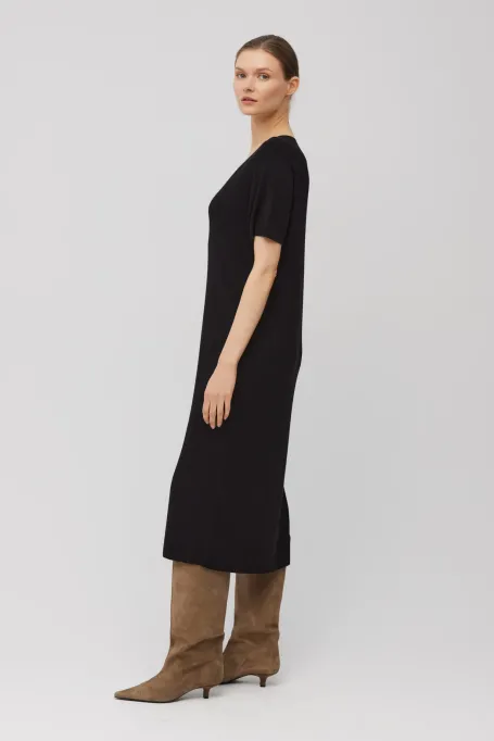 Schwarzes Strickkleid mit V-Ausschnitt