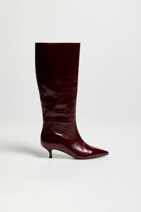 Auberginefarbene Lederstiefel mit mittelhohem Absatz rot
