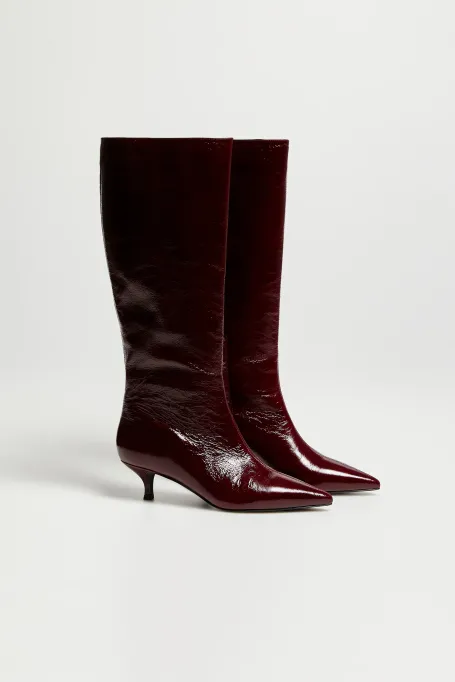 Auberginefarbene Lederstiefel mit mittelhohem Absatz rot