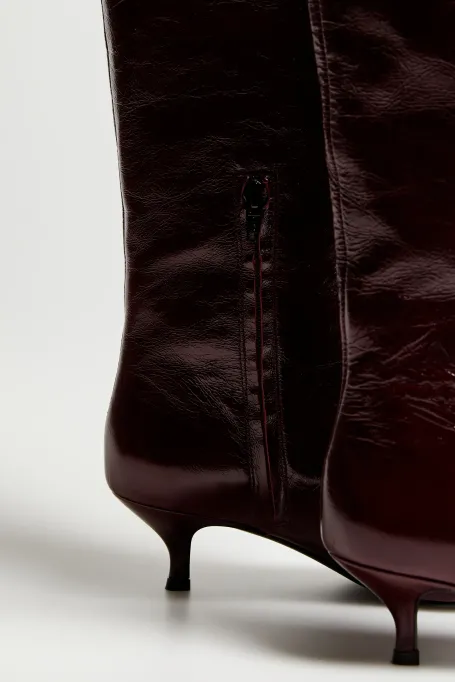 Auberginefarbene Lederstiefel mit mittelhohem Absatz rot