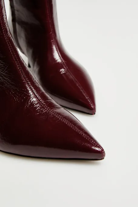 Auberginefarbene Lederstiefel mit mittelhohem Absatz rot