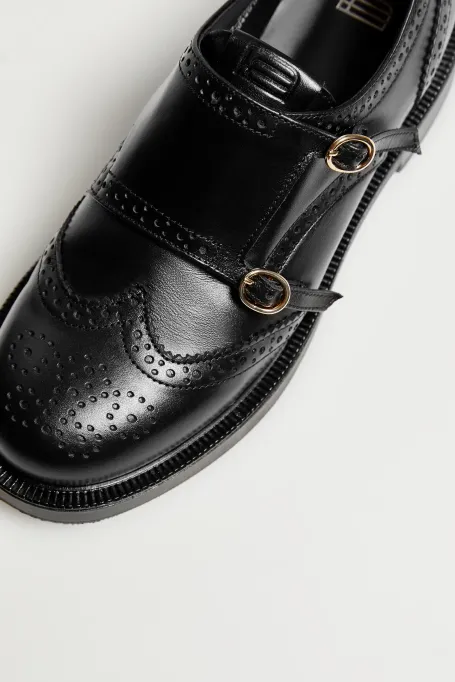 Schwarze Lederschuhe mit Schnallen