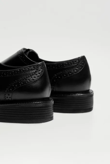 Schwarze Lederschuhe mit Schnallen