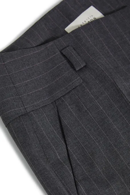 Graue Wollhose mit Nadelstreifen für Anzug