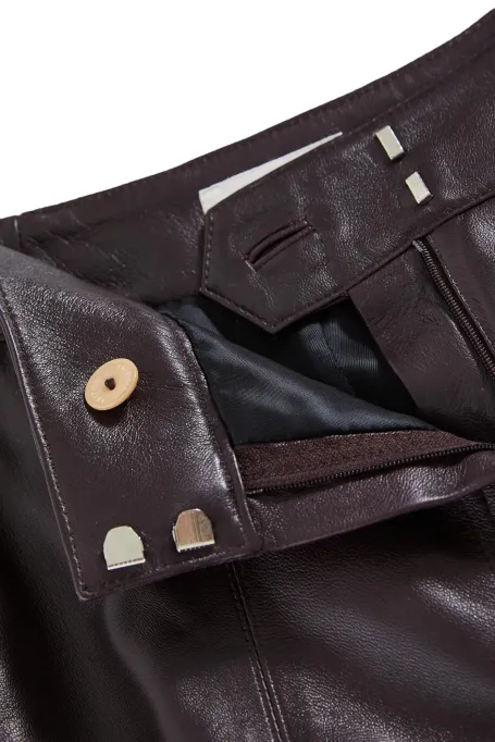 Lila Lederhosen mit Taschen rot