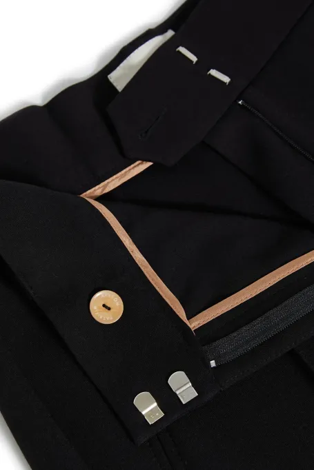 Schwarze Hose mit weiter Beinweite