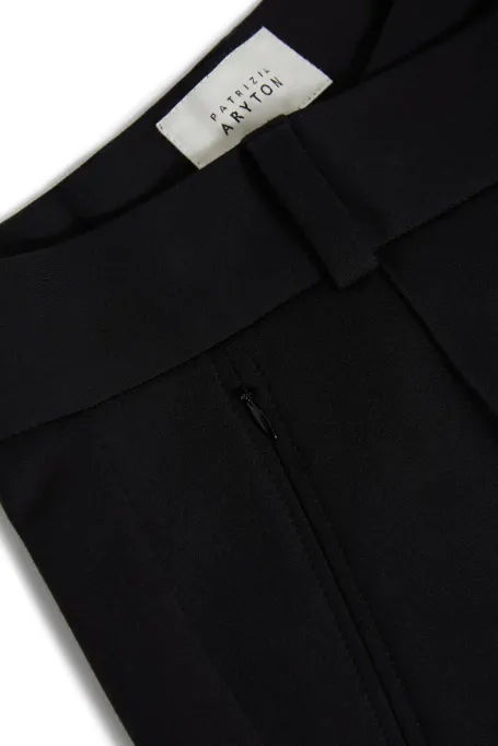 Schwarze Hose mit weiter Beinweite