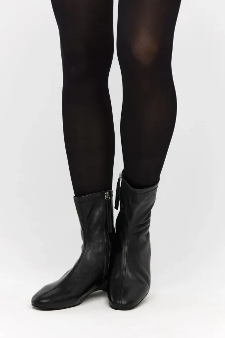 Schwarze Stiefeletten mit niedrigem Absatz