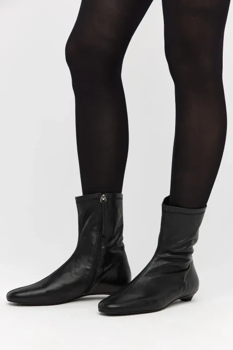 Schwarze Stiefeletten mit niedrigem Absatz