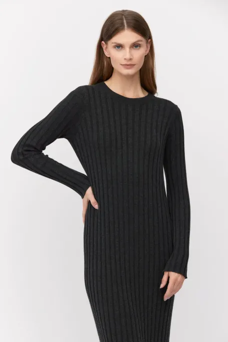 Dunkelgraues Strickkleid aus Merinowolle