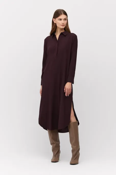 Loses auberginefarbenes Midikleid aus Seide rot