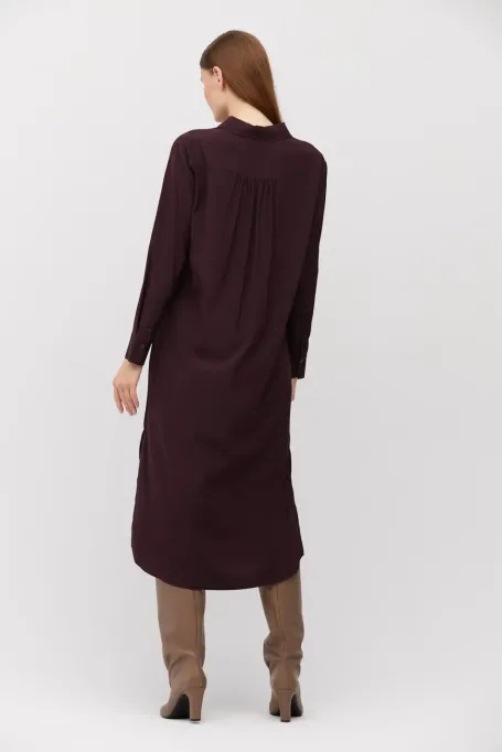 Loses auberginefarbenes Midikleid aus Seide rot