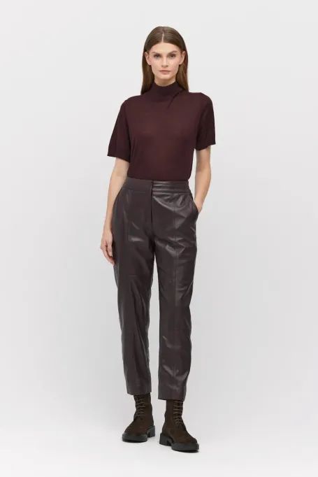 Lila Lederhosen mit Taschen rot