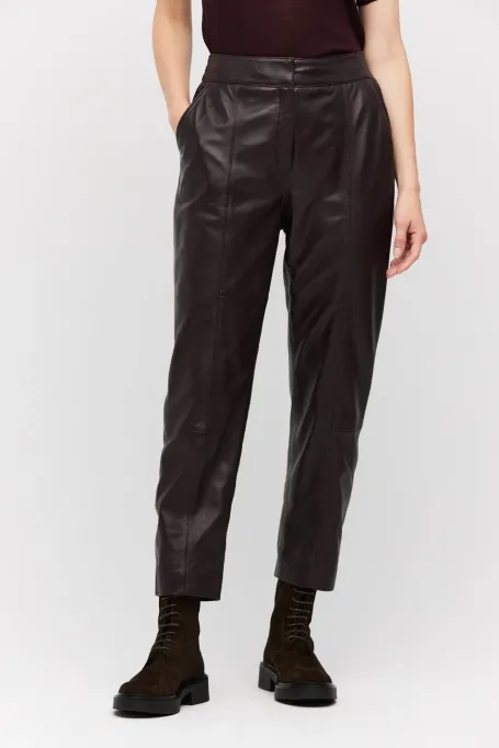 Lila Lederhosen mit Taschen rot