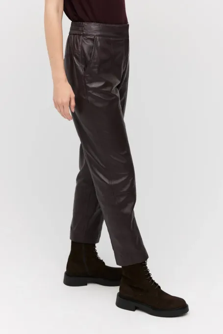 Lila Lederhosen mit Taschen rot