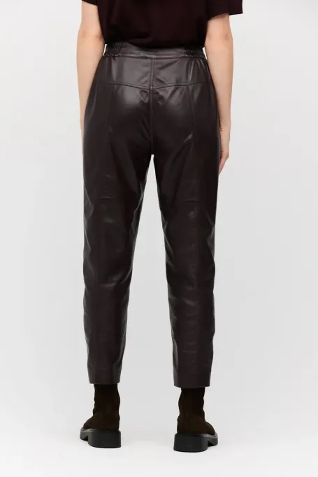 Lila Lederhosen mit Taschen rot