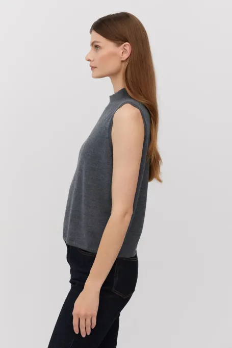 Grauer ärmelloser Stehkragenpullover