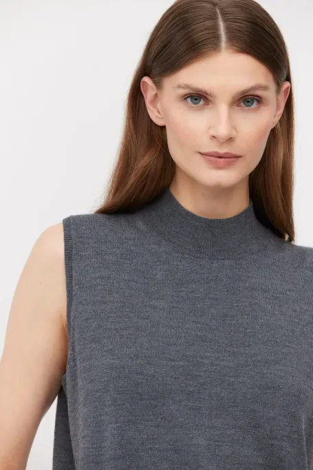 Grauer ärmelloser Stehkragenpullover