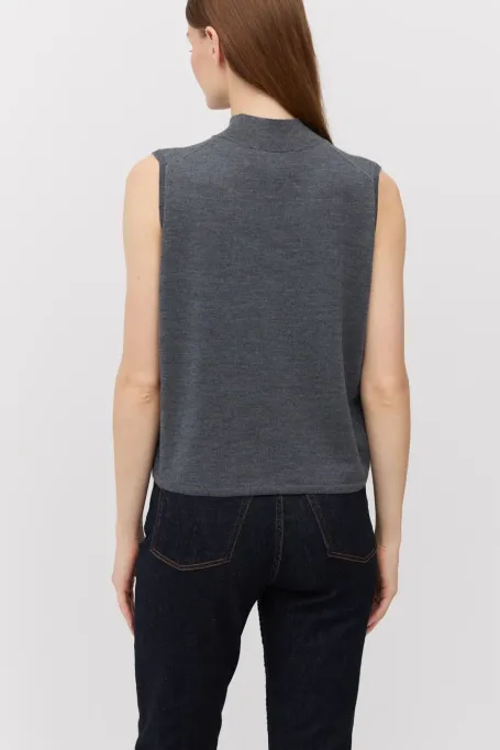 Grauer ärmelloser Stehkragenpullover