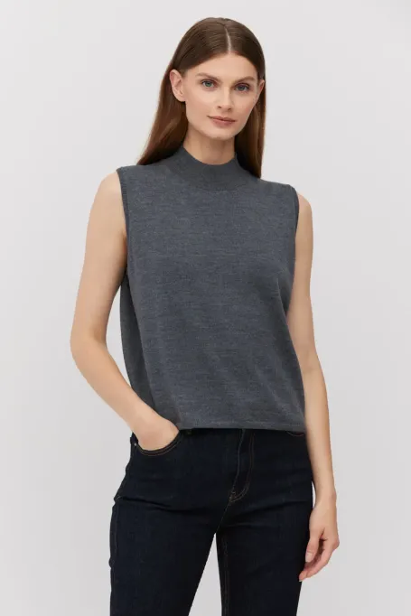 Grauer ärmelloser Stehkragenpullover