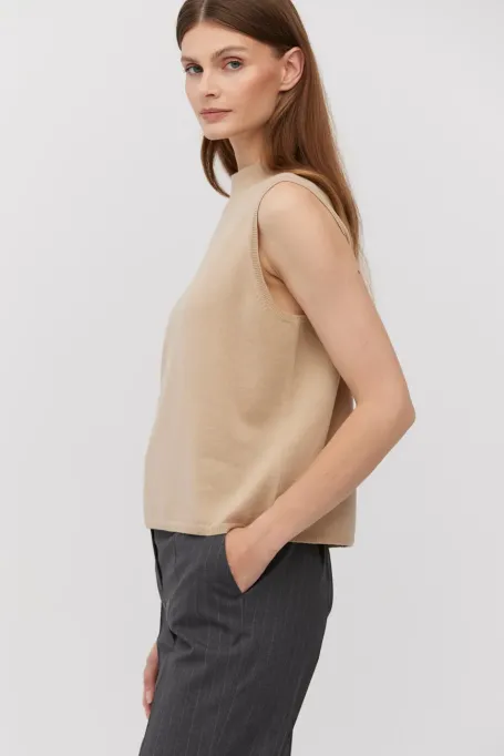 Beiger ärmelloser Stehkragenpullover