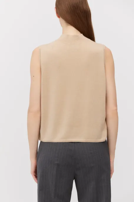 Beiger ärmelloser Stehkragenpullover