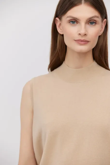 Beiger ärmelloser Stehkragenpullover