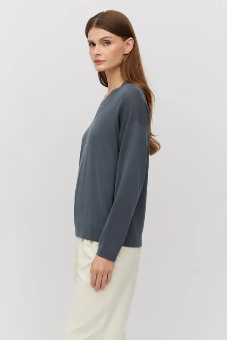 Graues Shirt aus Merinowolle mit V-Ausschnitt