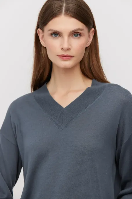 Graues Shirt aus Merinowolle mit V-Ausschnitt