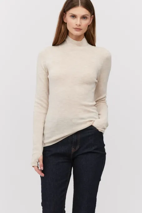Beiger Stehkragenpullover aus Merinowolle