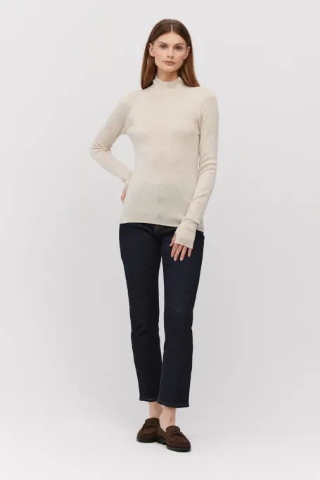 Beiger Stehkragenpullover aus Merinowolle
