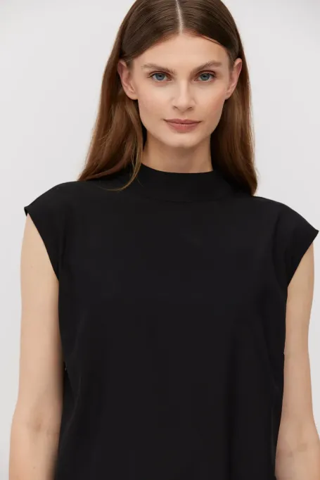 Schwarze Seidenbluse mit kurzen Ärmeln