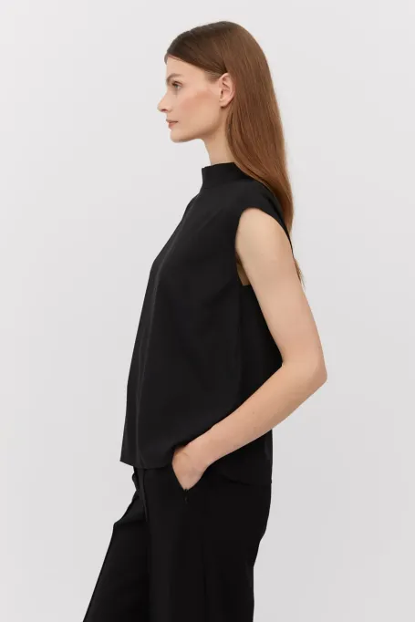 Schwarze Seidenbluse mit kurzen Ärmeln