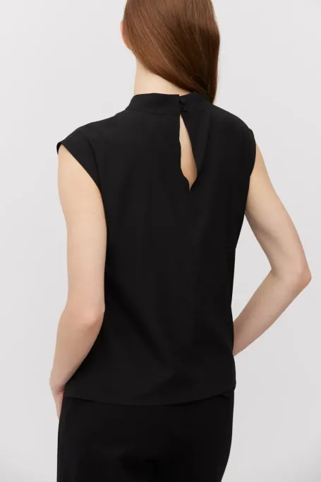 Schwarze Seidenbluse mit kurzen Ärmeln