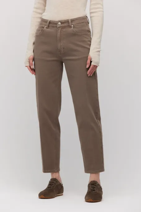 Braune Mom-Fit-Jeans mit hohem Bund