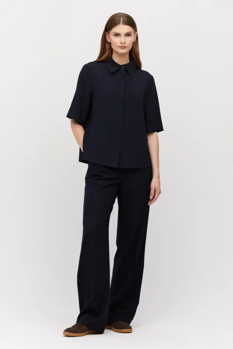 Dunkelblaue Seidenbluse