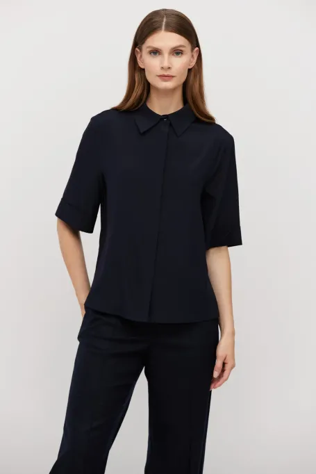 Dunkelblaue Seidenbluse